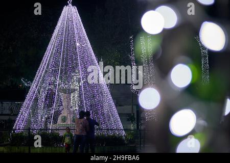 Franca, Brazil. 06th Dec, 2021. A family taking photos with decorative Christmas lights in the Franca downtown, Sao Paulo, Brazil, on December 6, 2021. Stores now have extended opening hours until 10 pm. (Photo by Igor do Vale/Sipa USA) Credit: Sipa USA/Alamy Live News Stock Photo