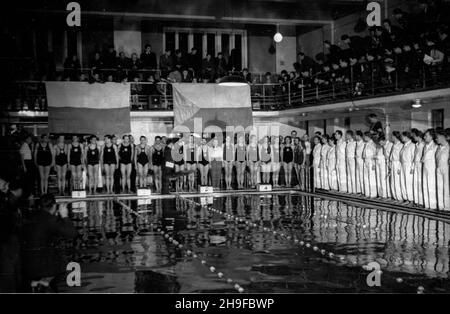 Warszawa, 1948-01-08. Basen YMCA. Pierwsze po wojnie miêdzypañstwowe zawody p³ywackie miêdzy Polsk¹ Œrodkow¹ i Czechos³owacj¹. Nz. dru¿yny: czechos³owacka (L) i polska (w bia³ych strojach). Zawody zakoñczy³y siê zwyciêstwem goœci 74,5:33,5. bk  PAP      Warsaw, Jan. 8, 1948. The YMCA swimming pool. The first after the war international swimming championship between Central Poland and Czechoslovakia. Pictured: Czechoslovakia's (left) and Poland's teams (dressed in white). Czechoslovakia won the championship 74.5:33.5.  bk  PAP Stock Photo