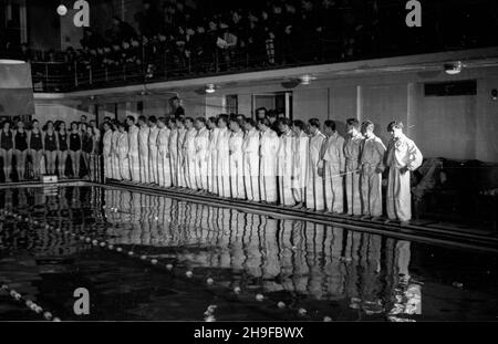 Warszawa, 1948-01-08. Basen YMCA. Pierwsze po wojnie miêdzypañstwowe zawody p³ywackie miêdzy Polsk¹ Œrodkow¹ i Czechos³owacj¹. Nz. p³ywacy polscy. Zawody zakoñczy³y siê zwyciêstwem goœci 74,5:33,5. bk  PAP      Warsaw, Jan. 8, 1948. The YMCA swimming pool. The first after the war international swimming championship between Central Poland and Czechoslovakia. Pictured: Polish swimmers. Czechoslovakia won the championship 74.5:33.5.  bk  PAP Stock Photo