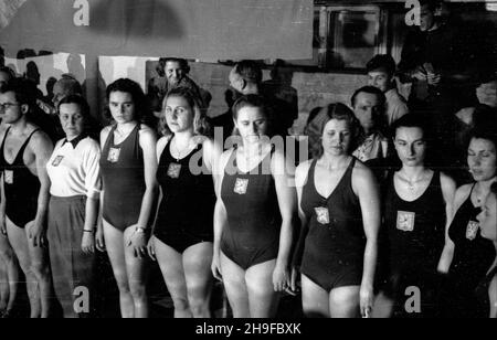 Warszawa, 1948-01-08. Basen YMCA. Pierwsze po wojnie miêdzypañstwowe zawody p³ywackie miêdzy Polsk¹ Œrodkow¹ i Czechos³owacj¹. Nz. zawodniczki czechos³owackie. Zawody zakoñczy³y siê zwyciêstwem goœci 74,5:33,5. bk  PAP      Warsaw, Jan. 8, 1948. The YMCA swimming pool. The first after the war international swimming championship between Central Poland and Czechoslovakia. Pictured: Czechoslovakia's swimmers. Czechoslovakia won the championship 74.5:33.5.  bk  PAP Stock Photo