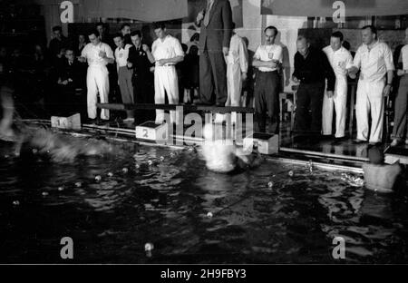 Warszawa, 1948-01-08. Basen YMCA. Pierwsze po wojnie miêdzypañstwowe zawody p³ywackie miêdzy Polsk¹ Œrodkow¹ i Czechos³owacj¹. Zawody zakoñczy³y siê zwyciêstwem goœci 74,5:33,5. bk  PAP      Warsaw, Jan. 8, 1948. The YMCA swimming pool. The first after the war international swimming championship between Central Poland and Czechoslovakia. Czechoslovakia won the championship 74.5:33.5.  bk  PAP Stock Photo
