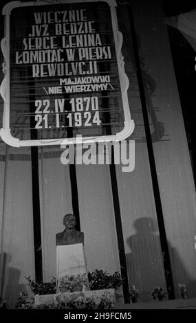 Warszawa, 1948-01-21. 24. rocznica œmierci W³odzimierza Lenina. Uroczysta akademia w sali teatru Roma. Nz. udekorowana scena: popiersie Lenina i propagandowy cytat z W³odzimierza Majakowskiego. bb/mgs  PAP      Warsaw, Jan. 21, 1948. The 24th anniversary of Lenin's death. An academy at the Roma Theater. Pictured: a decorated stage: a bust of Lenin and a propaganda quotation from Vladimir Mayakovski.  bb/mgs  PAP