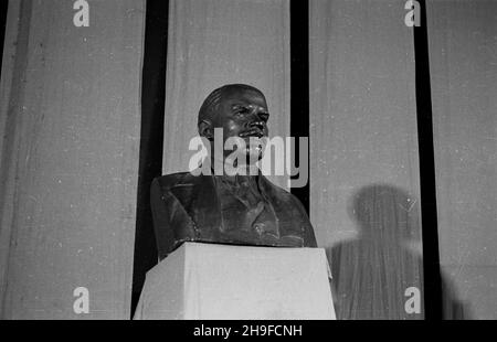 Warszawa, 1948-01-21. 24. rocznica œmierci W³odzimierza Lenina. Uroczysta akademia w sali teatru Roma. Nz. popiersie Lenina wystawione na scenie. bb/mgs  PAP      Warsaw, Jan. 21, 1948. The 24th anniversary of Lenin's death. An academy at the Roma Theater. Pictured: a bust of Lenin on the stage.  bb/mgs  PAP