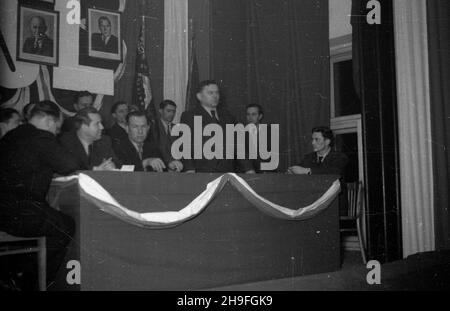 Warszawa, 1948-02. W sali Naczelnego Komitetu Wykonawczego Stronnictwa Ludowego (ul. Bagatela) odby³a siê uroczystoœæ wrêczenia legitymacji partyjnych cz³onkom stronnictwa na sta³e zamieszka³ym i pracuj¹cym w stolicy. Nz. w prezydium m.in.: wicepremier, sekretarz generalny SL Antoni Korzycki (2L), przewodnicz¹cy prezydium Gajowniczek (3L), przemawia minister lasów Boles³aw Podedworny. uu  PAP    Dok³adny dzieñ wydarzenia nieustalony.      Warsaw, Feb. 1948. The ceremony of handing Peasant Party (SL) membership cards to SL members residing and working in Warsaw took place at the hall of the SL Stock Photo