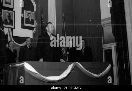 Warszawa, 1948-02. W sali Naczelnego Komitetu Wykonawczego Stronnictwa Ludowego (ul. Bagatela) odby³a siê uroczystoœæ wrêczenia legitymacji partyjnych cz³onkom stronnictwa na sta³e zamieszka³ym i pracuj¹cym w stolicy. Nz. przemawia przewodnicz¹cy prezydium Gajowniczek. uu  PAP    Dok³adny dzieñ wydarzenia nieustalony.      Warsaw, Feb. 1948. The ceremony of handing Peasant Party (SL) membership cards to SL members residing and working in Warsaw took place at the hall of the SL Main Executive Committee (Bagatela Street). Pictured: Presidium chairman Gajowniczek speaking.  uu  PAP Stock Photo