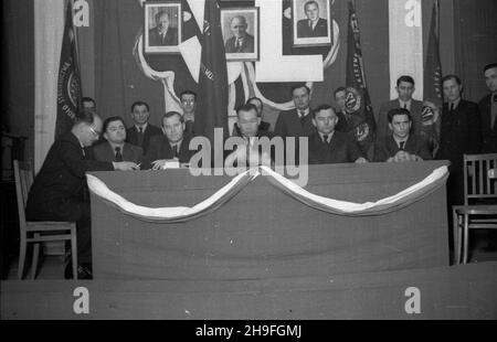 Warszawa, 1948-02. W sali Naczelnego Komitetu Wykonawczego Stronnictwa Ludowego (ul. Bagatela) odby³a siê uroczystoœæ wrêczenia legitymacji partyjnych cz³onkom stronnictwa na sta³e zamieszka³ym i pracuj¹cym w stolicy. Nz. w prezydium uroczystoœci m.in.: pose³ Aleksander Juszkiewicz (2L), wicepremier, sekretarz generalny SL Antoni Korzycki (3L), przewodnicz¹cy prezydium Gajowniczek (4L) oraz minister lasów Boles³aw Podedworny (5L). uu  PAP    Dok³adny dzieñ wydarzenia nieustalony.      Warsaw, Feb. 1948. The ceremony of handing Peasant Party (SL) membership cards to SL members residing and work Stock Photo