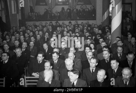 Warszawa, 1948-02. W sali Naczelnego Komitetu Wykonawczego Stronnictwa Ludowego (ul. Bagatela) odby³a siê uroczystoœæ wrêczenia legitymacji partyjnych cz³onkom stronnictwa na sta³e zamieszka³ym i pracuj¹cym w stolicy. Nz. m.in. profesor Wac³aw Szymanowski (w drugim rzêdzie, 3P). uu  PAP    Dok³adny dzieñ wydarzenia nieustalony.      Warsaw, Feb. 1948. The ceremony of handing Peasant Party (SL) membership cards to SL members residing and working in Warsaw took place at the hall of the SL Main Executive Committee (Bagatela Street). Pictured: Professor Waclaw Szymanowski (2nd row, 3rd right).  uu Stock Photo