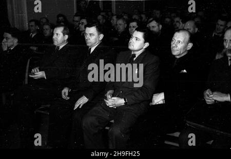 Warszawa, 1948-02. W sali Naczelnego Komitetu Wykonawczego Stronnictwa Ludowego (ul. Bagatela) odby³a siê uroczystoœæ wrêczenia legitymacji partyjnych cz³onkom stronnictwa na sta³e zamieszka³ym i pracuj¹cym w stolicy. Nz. w pierwszym rzêdzie m.in.: pose³ Aleksander Juszkiewicz (4L), minister lasów Boles³aw Podedworny (3L) oraz wicepremier, sekretarz generalny SL Antoni Korzycki (2L). uu  PAP    Dok³adny dzieñ wydarzenia nieustalony.      Warsaw, Feb. 1948. The ceremony of handing Peasant Party (SL) membership cards to SL members residing and working in Warsaw took place at the hall of the SL M Stock Photo