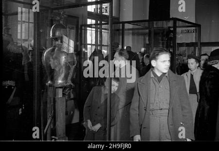 Warszawa, 1948-02-21. Muzeum Wojska Polskiego. Otwarcie wystawy Stulecia Wiosny Ludów. msa  PAP      Warsaw, Feb. 21, 1948. The Polish Army Museum. The exhibition devoted to the centenary of the Spring of the Nations opens.   msa  PAP Stock Photo