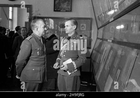 Warszawa, 1948-02-21. Muzeum Wojska Polskiego. Otwarcie wystawy Stulecia Wiosny Ludów.  msa  PAP      Warsaw, Feb. 21, 1948. The Polish Army Museum. The exhibition devoted to the centenary of the Spring of the Nations opens.  msa  PAP Stock Photo