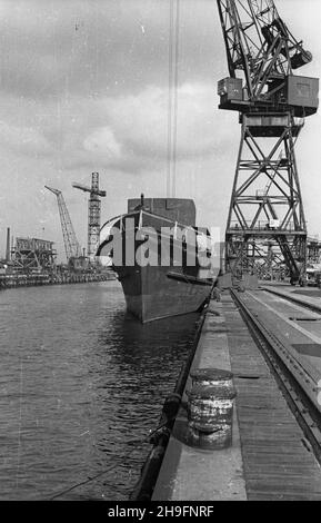 Gdañsk, 1948-03. Stocznia Gdañska. Nz. stalowy kad³ub budowanego statku. wb  PAP  Dok³adny dzieñ wydarzenia nieustalony.    Gdansk, March 1948. The Gdansk Shipyard. Pictured: the steel hull of a ship under construction at the wharf.  wb  PAP Stock Photo