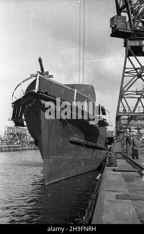 Gdañsk, 1948-03. Stocznia Gdañska. Nz. stalowy kad³ub budowanego statku przy nabrze¿u. wb  PAP  Dok³adny dzieñ wydarzenia nieustalony.    Gdansk, March 1948. The Gdansk Shipyard. Pictured: the steel hull of a ship at the wharf.  wb  PAP Stock Photo