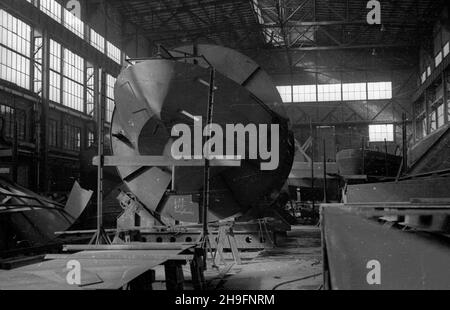 Gdañsk, 1948-03. Stocznia Gdañska. Nz. metalowe elementy konstrukcyjne w kad³ubowni. wb  PAP  Dok³adny dzieñ wydarzenia nieustalony.    Gdansk, March 1948. The Gdansk Shipyard. Pictured: metal construction elements.  wb  PAP Stock Photo