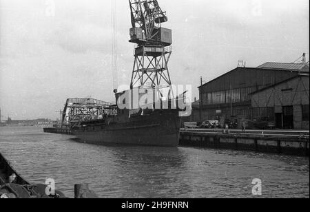 Gdañsk, 1948-03. Stocznia Gdañska. Nz. stalowy kad³ub budowanego statku. wb  PAP  Dok³adny dzieñ wydarzenia nieustalony.    Gdansk, March 1948. The Gdansk Shipyard. Pictured: the steel hull of a ship under construction.  wb  PAP Stock Photo