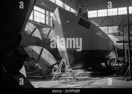 Gdañsk, 1948-03. Stocznia Gdañska. Nz. budowa stalowego kutra B368 z przeznaczeniem dla Przedsiêbiorstwa Po³owów Arka. wb  PAP  Dok³adny dzieñ wydarzenia nieustalony.    Gdansk, March 1948. The Gdansk Shipyard. Construction of the steel cutter B368 for the Fishing Enterprise Arka.  wb  PAP Stock Photo