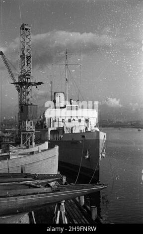 Gdañsk, 1948-03. Stocznia Gdañska. Nz. statek pasa¿erski Beniowski przycumowany w porcie. wb  PAP  Dok³adny dzieñ wydarzenia nieustalony.    Gdansk, March 1948. The Gdansk Shipyard. Pictured: passenger ship Beniowski moored at the wharf.  wb  PAP Stock Photo