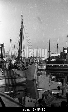 Gdañsk, 1948-03. Stocznia Gdañska. Nz. kuter w kanale portowym. wb  PAP  Dok³adny dzieñ wydarzenia nieustalony.    Gdansk, March 1948. The Gdansk Shipyard. Pictured: a cutter in a harbour canal.  wb  PAP Stock Photo