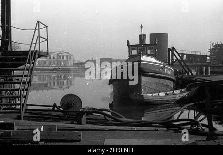 Gdañsk, 1948-03. Stocznia Gdañska. Nz. statek Nogat przycumowany przy nabrze¿u stoczni. wb  PAP  Dok³adny dzieñ wydarzenia nieustalony.    Gdansk, March 1948. The Gdansk Shipyard. Pictured: the Nogat ship moored at the wharf.  wb  PAP Stock Photo