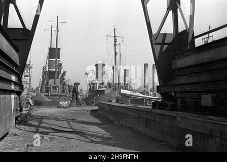 Gdañsk, 1948-03. Stocznia Gdañska. Nz. holownik Bawó³. wb  PAP  Dok³adny dzieñ wydarzenia nieustalony.    Gdansk, March 1948. The Gdansk Shipyard. Pictured: the Bawol tugboat.  wb  PAP Stock Photo