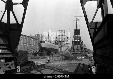 Gdañsk, 1948-03. Stocznia Gdañska. Nz. stalowy kuter B368  przed wodowaniem i holownik Bawó³. wb  PAP  Dok³adny dzieñ wydarzenia nieustalony.    Gdansk, March 1948. The Gdansk Shipyard. Pictured: the steel B368 cutter before launching and the Bawol tugboat.  wb  PAP Stock Photo