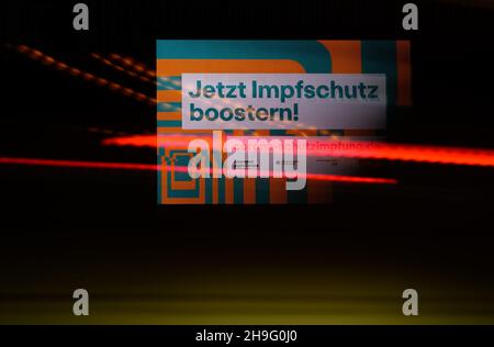 Dresden, Germany. 07th Dec, 2021. Cars drive past an LED wall advertising the booster vaccination against Covid-19 in the morning. Credit: Robert Michael/dpa-Zentralbild/dpa/Alamy Live News Stock Photo