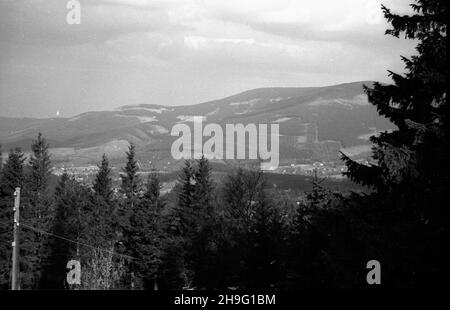 Bierutowice, 1948-04. Krajobraz Karkonoszy. rd  PAP  Dok³adny dzieñ wydarzenia nieustalony.    Bierutowice, April 1948. A landscape of the Karkonosze Mountains.   rd  PAP Stock Photo