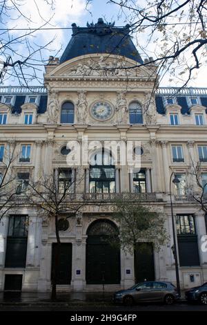 The central pavilion of Le Centorial Crédit Lyonnais - Hôtel des Italiens - the bank's former headquarters, Boulevard des Italiens, Paris Framce Stock Photo