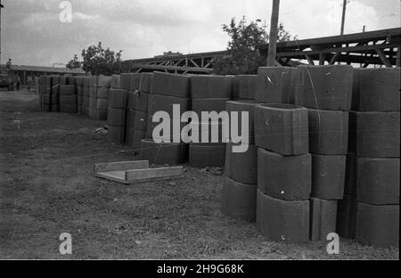 Warszawa, 1948-06. Budowa osiedla Warszawskiej Spó³dzielni Mieszkaniowej (WSM) przy alei Niepodleg³oœci w dzielnicy Mokotów.  as  PAP    Dok³adny dzieñ wydarzenia nieustalony.      Warsaw, June 1948. Construction of a settlement of the Warsaw Building Association (WSM) on Niepodleglosci Avenue in the Mokotow district.   as  PAP Stock Photo