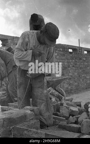 Warszawa, 1948-06. Budowa osiedla Warszawskiej Spó³dzielni Mieszkaniowej (WSM) przy alei Niepodleg³oœci w dzielnicy Mokotów. Nz. prace murarskie. as  PAP    Dok³adny dzieñ wydarzenia nieustalony.      Warsaw, June 1948. Construction of a settlement of the Warsaw Building Association (WSM) on Niepodleglosci Avenue in the Mokotow district. Pictured: bricklaying work.  as  PAP Stock Photo