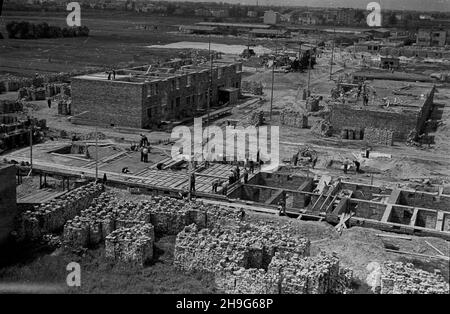 Warszawa, 1948-06. Budowa osiedla Warszawskiej Spó³dzielni Mieszkaniowej (WSM) przy alei Niepodleg³oœci w dzielnicy Mokotów.  as  PAP    Dok³adny dzieñ wydarzenia nieustalony.      Warsaw, June 1948. Construction of a settlement of the Warsaw Building Association (WSM) on Niepodleglosci Avenue in the Mokotow district.   as  PAP Stock Photo