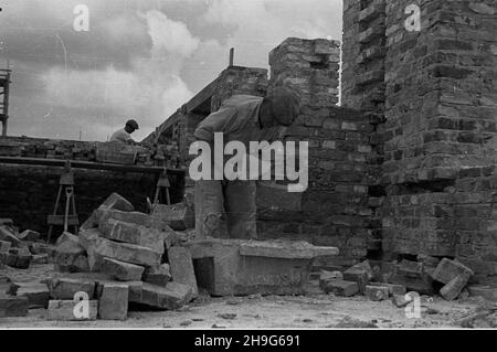 Warszawa, 1948-06. Budowa osiedla Warszawskiej Spó³dzielni Mieszkaniowej (WSM) przy alei Niepodleg³oœci w dzielnicy Mokotów. Nz. prace murarskie. as  PAP    Dok³adny dzieñ wydarzenia nieustalony.      Warsaw, June 1948. Construction of a settlement of the Warsaw Building Association (WSM) on Niepodleglosci Avenue in the Mokotow district. Pictured: bricklaying work.  as  PAP Stock Photo