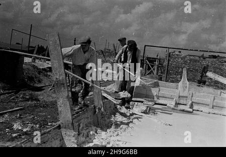 Warszawa, 1948-06. Budowa osiedla Warszawskiej Spó³dzielni Mieszkaniowej (WSM) przy alei Niepodleg³oœci w dzielnicy Mokotów.  as  PAP    Dok³adny dzieñ wydarzenia nieustalony.      Warsaw, June 1948. Construction of a settlement of the Warsaw Building Association (WSM) on Niepodleglosci Avenue in the Mokotow district.   as  PAP Stock Photo