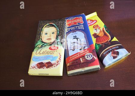 A selection of classic Russian chocolate candy bars, including Alenka, Dybrovnik and St Petersburg. In Tashkent, Uzbekistan. Stock Photo