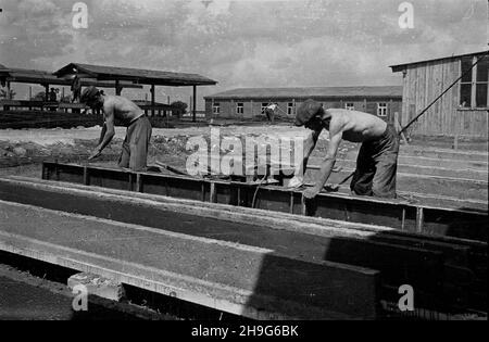 Warszawa, 1948-06. Budowa osiedla Warszawskiej Spó³dzielni Mieszkaniowej (WSM) przy alei Niepodleg³oœci w dzielnicy Mokotów. Nz. przygotowywanie belek stropowych. as  PAP    Dok³adny dzieñ wydarzenia nieustalony.      Warsaw, June 1948. Construction of a settlement of the Warsaw Building Association (WSM) on Niepodleglosci Avenue in the Mokotow district. Pictured: preparation of ceiling beams.  as  PAP Stock Photo