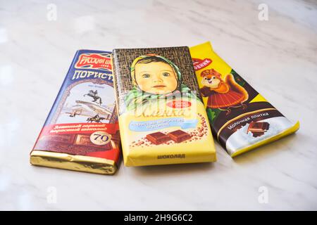 A selection of classic Russian chocolate candy bars, including Alenka, Dybrovnik and St Petersburg. In Tashkent, Uzbekistan. Stock Photo