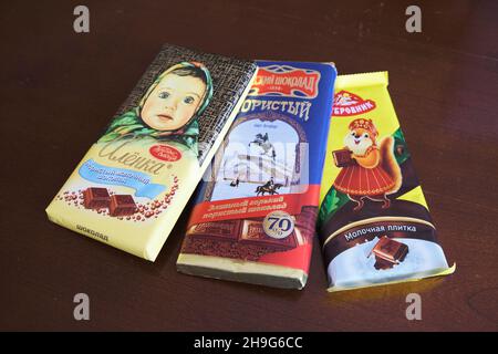 A selection of classic Russian chocolate candy bars, including Alenka, Dybrovnik and St Petersburg. In Tashkent, Uzbekistan. Stock Photo