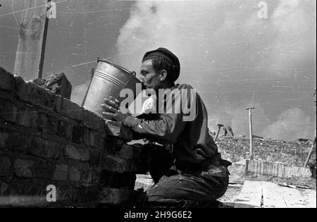 Warszawa, 1948-06. Budowa osiedla Warszawskiej Spó³dzielni Mieszkaniowej (WSM) przy alei Niepodleg³oœci w dzielnicy Mokotów. Nz. przerwa w pracy. as  PAP    Dok³adny dzieñ wydarzenia nieustalony.      Warsaw, June 1948. Construction of a settlement of the Warsaw Building Association (WSM) on Niepodleglosci Avenue in the Mokotow district. Pictured: break in work.  as  PAP Stock Photo