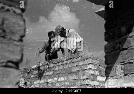 Warszawa, 1948-06. Budowa osiedla Warszawskiej Spó³dzielni Mieszkaniowej (WSM) przy alei Niepodleg³oœci w dzielnicy Mokotów. Nz. prace murarskie. as  PAP    Dok³adny dzieñ wydarzenia nieustalony.      Warsaw, June 1948. Construction of a settlement of the Warsaw Building Association (WSM) on Niepodleglosci Avenue in the Mokotow district. Pictured: bricklaying work.  as  PAP Stock Photo