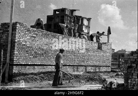 Warszawa, 1948-06. Budowa osiedla Warszawskiej Spó³dzielni Mieszkaniowej (WSM) przy alei Niepodleg³oœci w dzielnicy Mokotów. Nz. prace murarskie. as  PAP    Dok³adny dzieñ wydarzenia nieustalony.      Warsaw, June 1948. Construction of a settlement of the Warsaw Building Association (WSM) on Niepodleglosci Avenue in the Mokotow district. Pictured: bricklaying work.  as  PAP Stock Photo