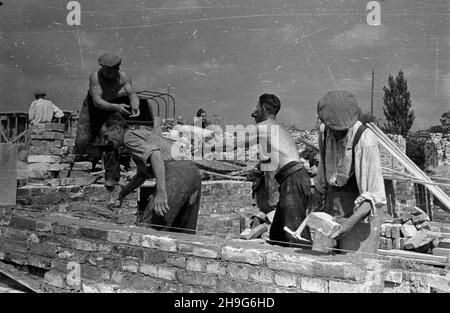 Warszawa, 1948-06. Budowa osiedla Warszawskiej Spó³dzielni Mieszkaniowej (WSM) przy alei Niepodleg³oœci w dzielnicy Mokotów. Nz. prace murarskie. as  PAP    Dok³adny dzieñ wydarzenia nieustalony.      Warsaw, June 1948. Construction of a settlement of the Warsaw Building Association (WSM) on Niepodleglosci Avenue in the Mokotow district. Pictured: bricklaying work.  as  PAP Stock Photo