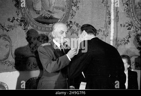 Warszawa, 1948-06-03. Ambasador Czechos³owacji Frantisek Pisek sk³ada listy uwierzytelniaj¹ce w Belwederze na rêce prezydenta Boles³awa Bieruta. Nz. m.in. szef kancelarii prezydenta Kazimierz Mijal (P). mgs  PAP      Warsaw, June 3, 1948. Czechoslovak Ambassador Frantisek Pisek presents accreditation letters to President Boleslaw Bierut in the Belvedere Palace. Pictured: head of the Presidential Chancellery Kazimierz Mijal (right).  mgs  PAP