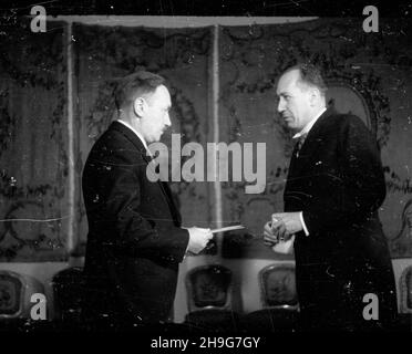 Warszawa, 1948-06-03. W Belwederze na rêce prezydenta RP Boles³awa Bieruta (L) listy uwierzytelniaj¹ce z³o¿y³ ambasador Republiki Czechos³owacji Franciszek Pisek (P).  pw  PAP      Warsaw, June 3, 1948. Amassador of the Republic of Czechoslovakia Franciszek Pisek (right) presenting his credentials to Poland's President Boleslaw Bierut in the Belvedere Palace.   pw  PAP
