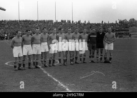 Warszawa, 1948-06-06. Mecz ligowy Legia Warszawa - AKS Chorzów 4:1 (2:0) na stadionie Wojskowego Klubu Sportowego Legia. Nz. dru¿yna AKS w sk³adzie: Roman Mruga³a (bramkarz) (3P), Roman Durniok, Henryk Janduda, Teodor Wieczorek (7P), Antoni Andrzejewski (1P), Henryk Gajdzik, Kulik, Cholewa, Józef Muska³a, Henryk Spodzieja, Franciszek Pytel. wb  PAP      Warsaw, June 3, 1948. A Legia Warszawa - AKS Chorzow  4:1 (2:0) league match played at the Legia military club stadium. Pictured: the AKS team - Roman Mruga³a (goal-keeper) (3rd right), Roman Durniok, Henryk Janduda, Teodor Wieczorek (7th right Stock Photo