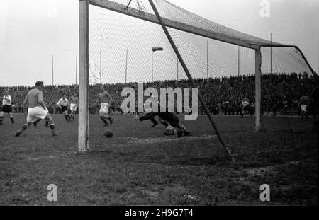 Warszawa, 1948-06-06. Mecz ligowy Legia Warszawa - AKS Chorzów 4:1 (2:0) na stadionie Wojskowego Klubu Sportowego Legia. Nz. bramkarz chorzowian Roman Mruga³a w bramce. wb  PAP      Warsaw, June 3, 1948. A Legia Warszawa - AKS Chorzow  4:1 (2:0) league match played at the Legia military club stadium. Pictured: Chorzow goal-keeper Roman Mrugala.  wb  PAP Stock Photo