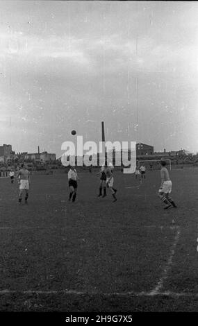 Warszawa, 1948-06-06. Mecz ligowy Legia Warszawa - AKS Chorzów 4:1 (2:0) na stadionie Wojskowego Klubu Sportowego Legia. Nz. walka o pi³kê. wb  PAP      Warsaw, June 3, 1948. A Legia Warszawa - AKS Chorzow  4:1 (2:0) league match played at the Legia military club stadium. Pictured: fight for a ball.  wb  PAP Stock Photo