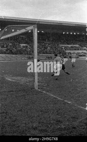 Warszawa, 1948-06-06. Mecz ligowy Legia Warszawa - AKS Chorzów 4:1 (2:0) na stadionie Wojskowego Klubu Sportowego Legia. Nz. akcja podbramkowa. wb  PAP      Warsaw, June 3, 1948. A Legia Warszawa - AKS Chorzow  4:1 (2:0) league match played at the Legia military club stadium. Pictured: an attack in the goal area.  wb  PAP Stock Photo