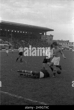 Warszawa, 1948-06-06. Mecz ligowy Legia Warszawa - AKS Chorzów 4:1 (2:0) na stadionie Wojskowego Klubu Sportowego Legia. Nz. interwencja bramkarza chorzowian Romana Mruga³y. wb  PAP      Warsaw, June 3, 1948. A Legia Warszawa - AKS Chorzow  4:1 (2:0) league match played at the Legia military club stadium. Pictured: an intervention by Chorzow goal-keeper Roman Mrugala.  wb  PAP Stock Photo