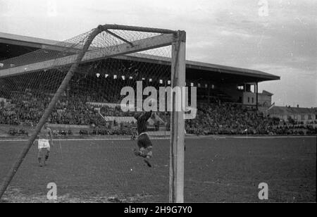 Warszawa, 1948-06-06. Mecz ligowy Legia Warszawa - AKS Chorzów 4:1 (2:0) na stadionie Wojskowego Klubu Sportowego Legia. Nz. bramkarz chorzowian Roman Mruga³a ³apie pi³kê. wb  PAP      Warsaw, June 3, 1948. A Legia Warszawa - AKS Chorzow  4:1 (2:0) league match played at the Legia military club stadium. Pictured: Chorzow goal-keeper Roman Mrugala catching the ball.  wb  PAP Stock Photo