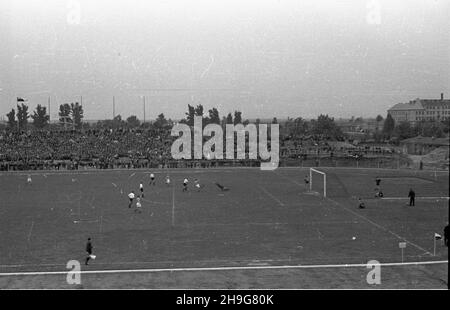 Warszawa, 1948-06-06. Mecz ligowy Legia Warszawa - AKS Chorzów 4:1 (2:0) na stadionie Wojskowego Klubu Sportowego Legia. Nz. widok na boisko z trybuny g³ównej. wb  PAP      Warsaw, June 3, 1948. A Legia Warszawa - AKS Chorzow  4:1 (2:0) league match played at the Legia military club stadium. Pictured: a view of the field from the main stand.  wb  PAP Stock Photo