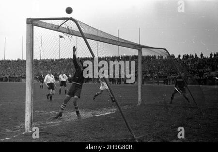 Warszawa, 1948-06-06. Mecz ligowy Legia Warszawa - AKS Chorzów 4:1 (2:0) na stadionie Wojskowego Klubu Sportowego Legia. Nz. pi³ka przelatuje nad bramk¹ chorzowian. wb  PAP      Warsaw, June 6, 1948. A Legia Warszawa - AKS Chorzow 4:1 (2:0) league match played at the Legia military sports club stadium. Pictured: a ball flying over the AKS Chorzow goal.  wb  PAP Stock Photo